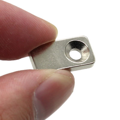 Dirección magnetizada personalizada N35 Neodimio fuerte Bloque de tierras raras Imán contrafundido
