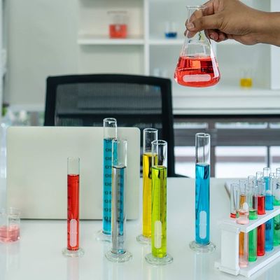 Experimento de laboratorio Barra magnética con forma cilíndrica y imán industrial