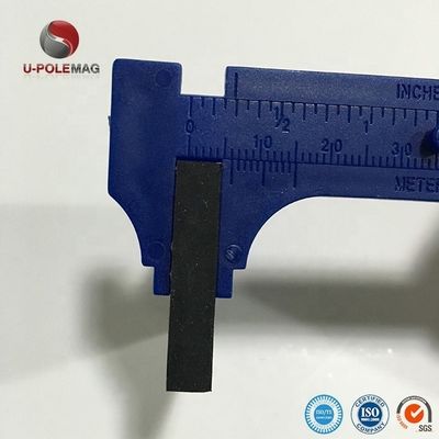 Magnetos rectangulares de neodimio recubiertos de caucho personalizados Magnetos de neodimio de grado con dos agujeros