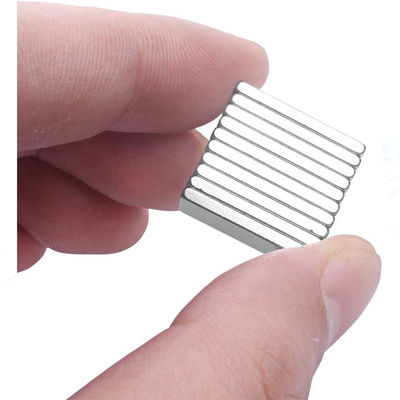 Tolerancia /-0,05 mm Magnetos de neodimio N45 super fuertes recubiertos de níquel para bloques rectangulares