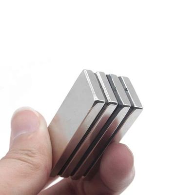 Imán industrial de neodimio-hierro-boro sinterizado 50x25x10 para una gran capacidad de retención