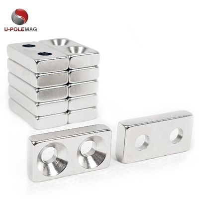 N45 Bloque cuadrado Magneto de agujero contrafundido en material de neodimio sinterizado de plata brillante