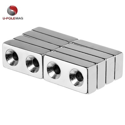 N45 Bloque cuadrado Magneto de agujero contrafundido en material de neodimio sinterizado de plata brillante