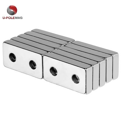 N45 Bloque cuadrado Magneto de agujero contrafundido en material de neodimio sinterizado de plata brillante