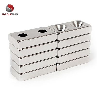 N45 Bloque cuadrado Magneto de agujero contrafundido en material de neodimio sinterizado de plata brillante
