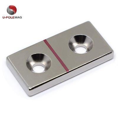 N45 Bloque cuadrado Magneto de agujero contrafundido en material de neodimio sinterizado de plata brillante