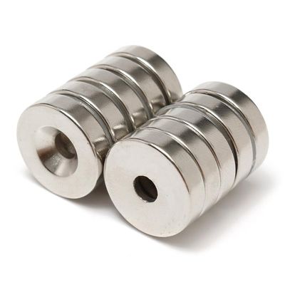 Magnetos de Neodimio contra-sumido personalizados para una densidad de rendimiento óptima 7.6 g/cm3 N42