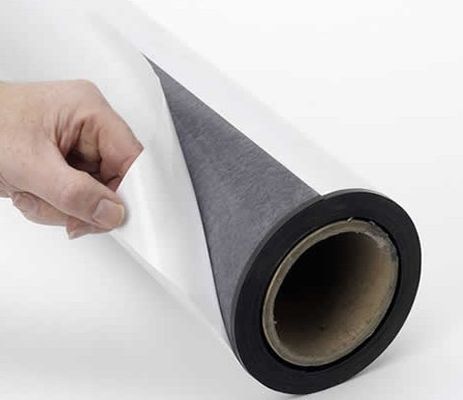 Rollo de láminas magnéticas de caucho flexible con adhesivo para una unión fuerte y duradera