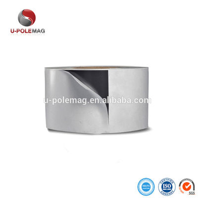 Rollo de láminas magnéticas de caucho flexible con adhesivo para una unión fuerte y duradera