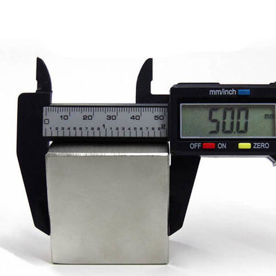 Bloque de imán industrial NdFeb de neodimio 50x50x25 mm con propiedades magnéticas fuertes
