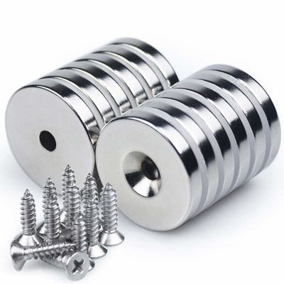 Magnético de neodimio personalizado de oro con agujero contrafundido y dirección de magnetismo axial