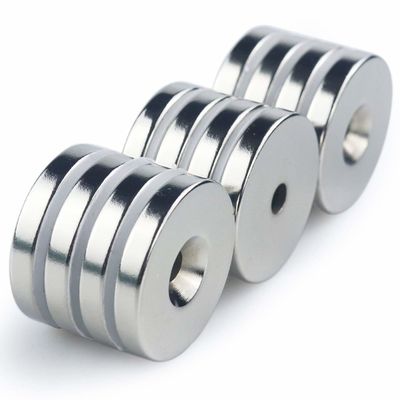 Magnético de neodimio personalizado de oro con agujero contrafundido y dirección de magnetismo axial