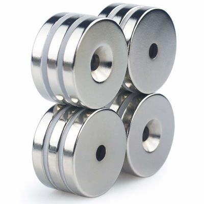 Magnético de neodimio personalizado de oro con agujero contrafundido y dirección de magnetismo axial