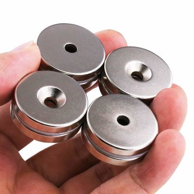 Magnético de neodimio personalizado de oro con agujero contrafundido y dirección de magnetismo axial