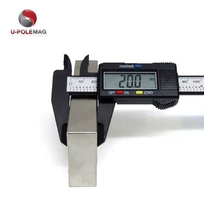 Materiales principales NdFeB Imán de 100 mm Tres polos Bloque gigante para aplicaciones precisas