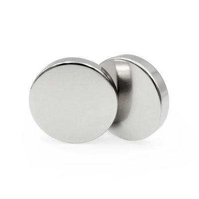 80-220 grados centígrados Magneto de disco de tierras raras con espesor Magnetismo Dirección