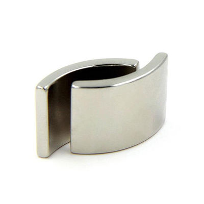 Industria Imán NdFeB personalizado con grado N52 y dirección de magnetismo personalizada