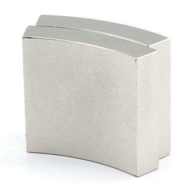 Industria Imán NdFeB personalizado con grado N52 y dirección de magnetismo personalizada