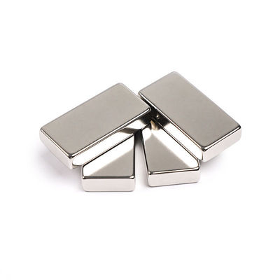 Magnetismo de espesor Dirección N52 Grado NdFeB Bloque de Neodimio Magneto para Industriales