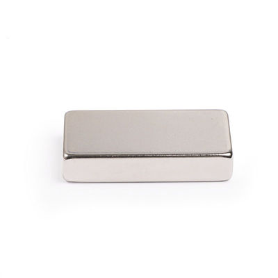 Magnetismo de espesor Dirección N52 Grado NdFeB Bloque de Neodimio Magneto para Industriales