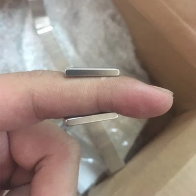 Imán delgado rectangular 20x10x3mm 3.3kg Fuerza para la temperatura máxima de trabajo 80 grados centígrados